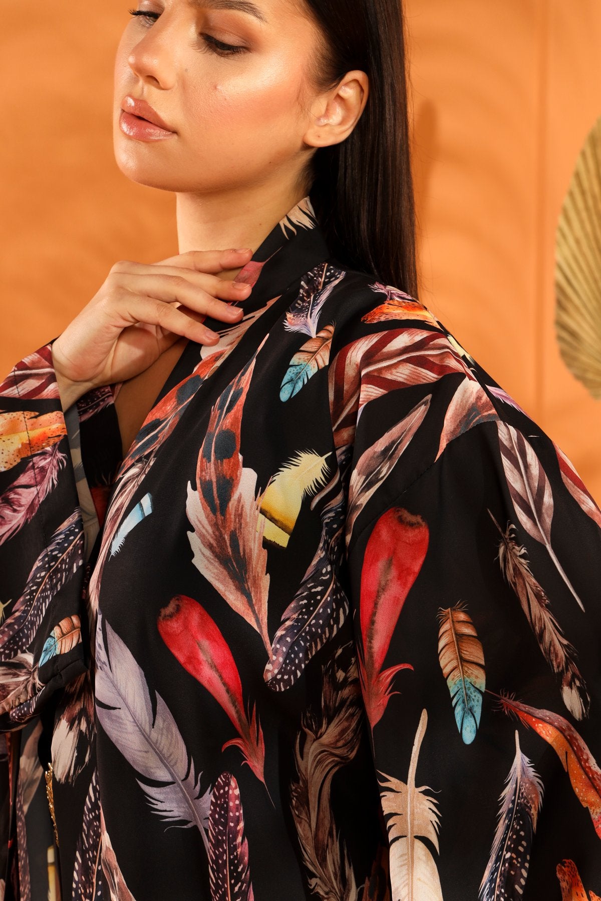 Langer Kimono aus schwarzen Federn