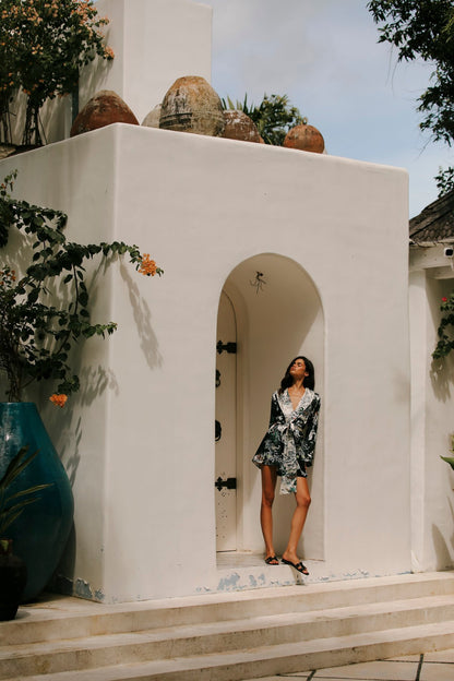 Lionne Noir Double-Sided Short Kimono Robe