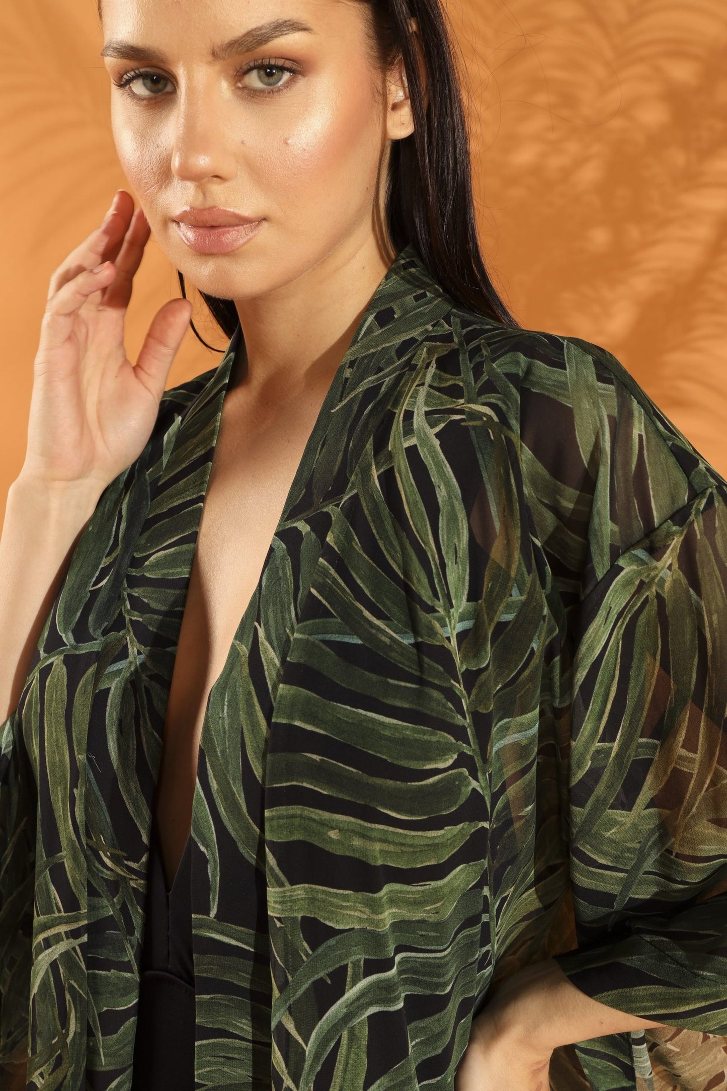 Schwarzer botanischer Kurzkimono