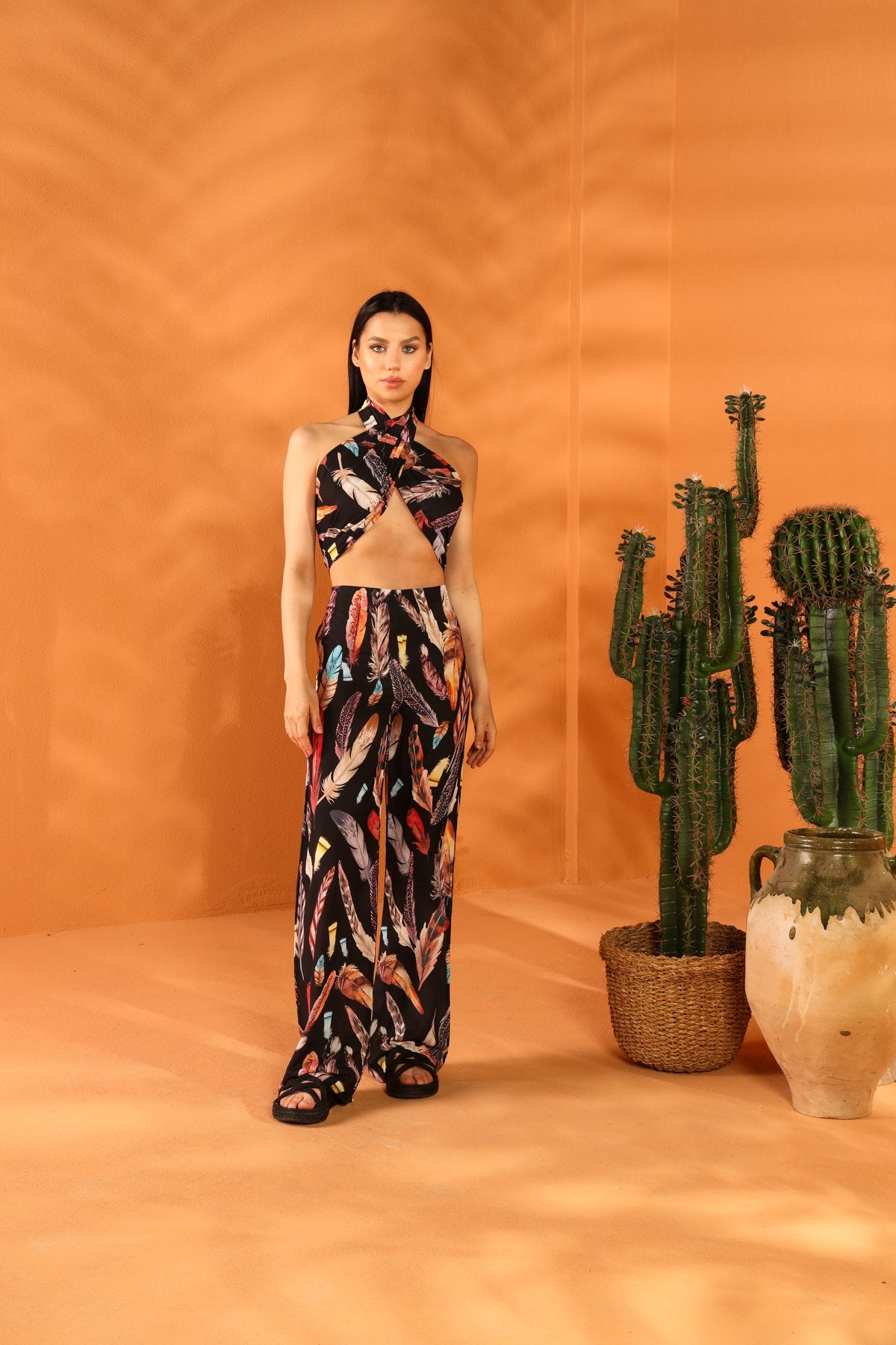 Hosen-Set mit schwarzem Feder-Schal