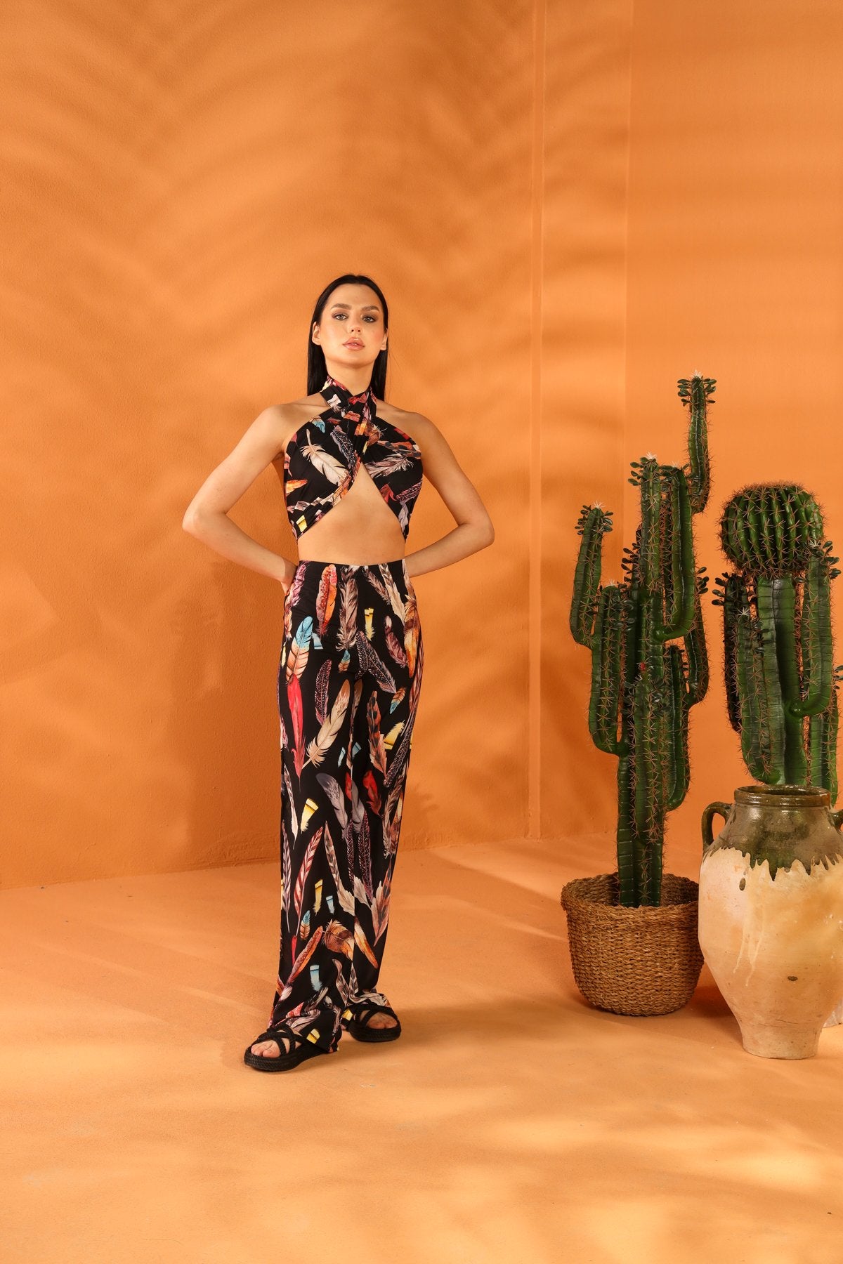 Hosen-Set mit schwarzem Feder-Schal