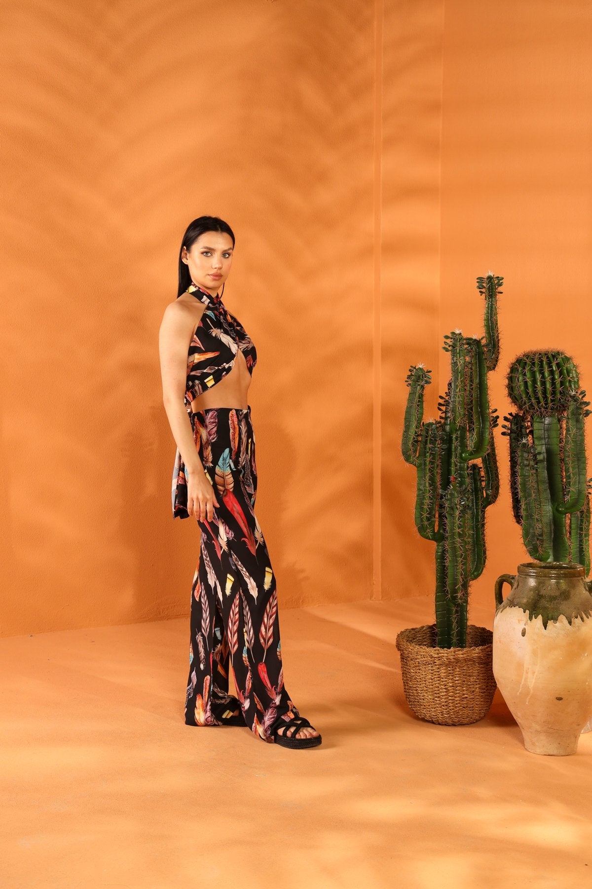 Hosen-Set mit schwarzem Feder-Schal