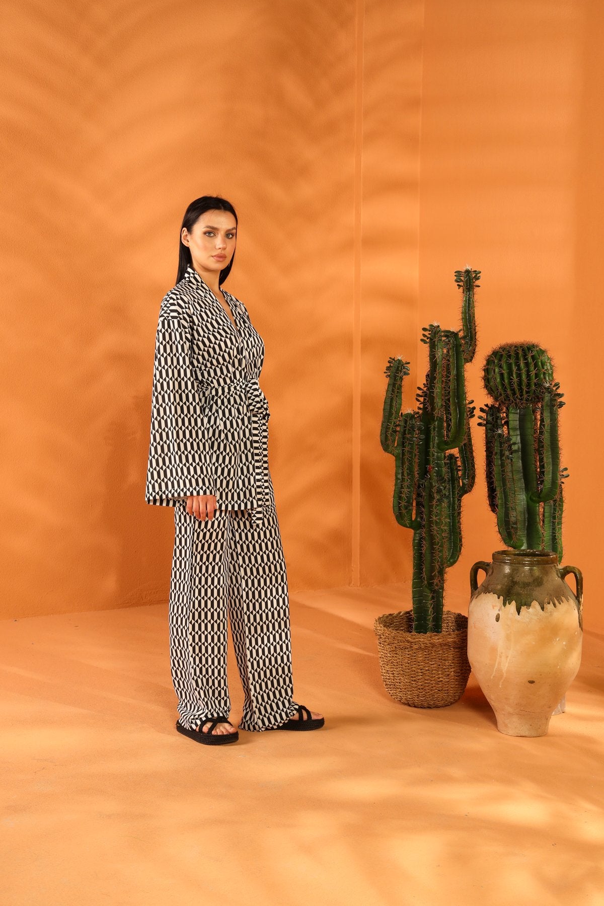 MONOCHROME SHORT KIMONO TROUSER SET