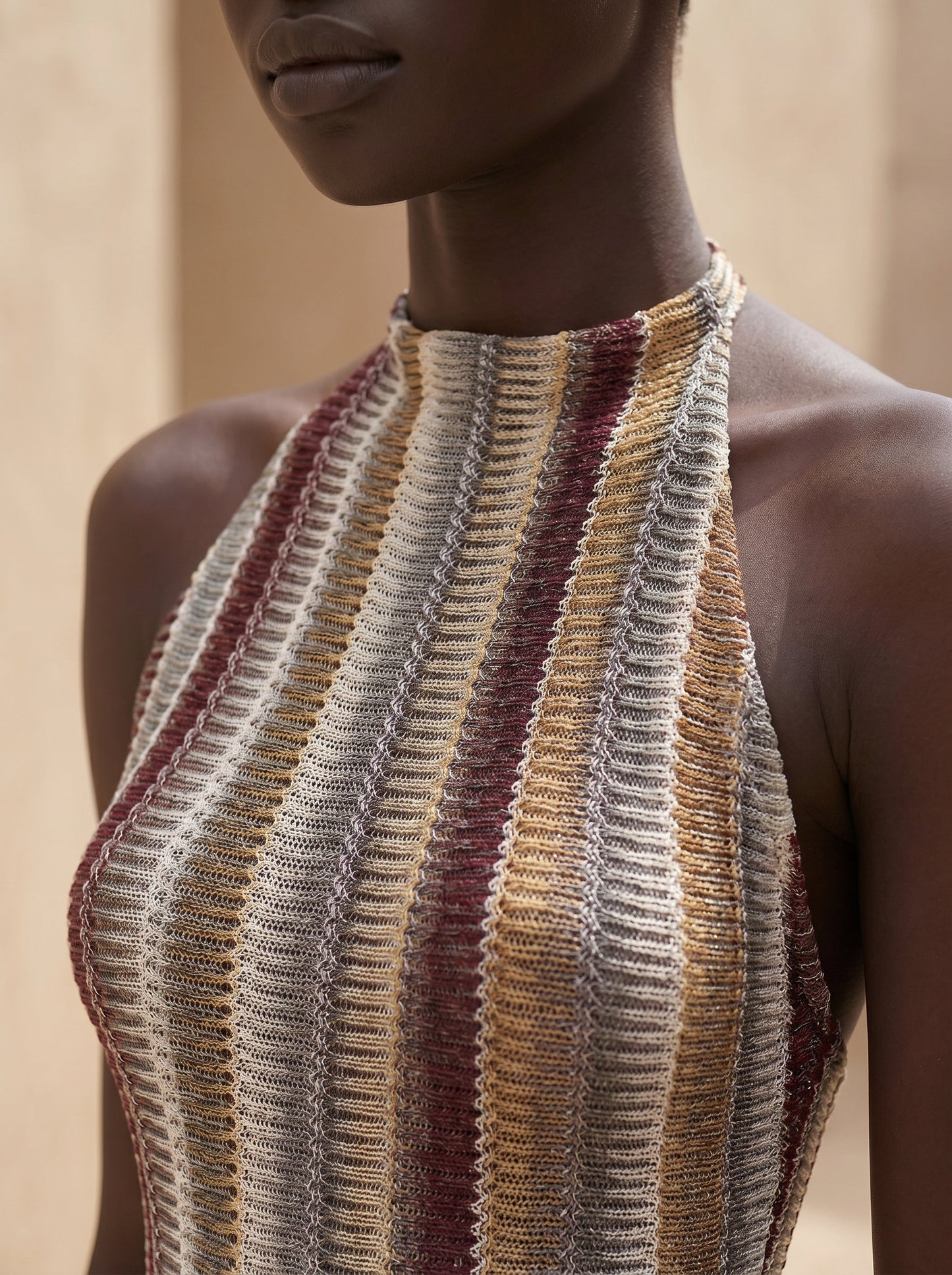 MERZOUGA KURZES KLEID ZUM BINDEN AM HALSAUSSCHNITT